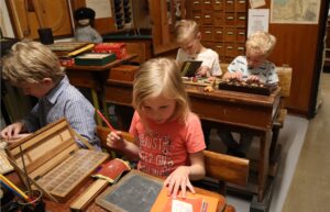 Schoolklasje kinderen ambachtenmuseum speelgoedmuseum Veluwe Uitje Dagjeweg
